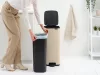 Brabantia Bo Pedal Bin pedálos hulladékgyűjtő szagmentesen záródó Soft-Close fedél, karcsú, négyzetes forma, műanyag
