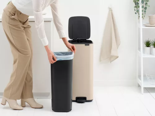 Brabantia Bo Pedal Bin pedálos hulladékgyűjtő szagmentesen záródó Soft-Close fedél, karcsú, négyzetes forma, műanyag