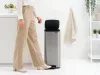 Brabantia Bo Pedal Bin pedálos hulladékgyűjtő szagmentesen záródó Soft-Close fedél, karcsú, négyzetes forma, műanyag
