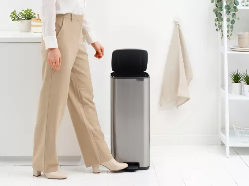 Brabantia Bo Pedal Bin pedálos hulladékgyűjtő szagmentesen záródó Soft-Close fedél, karcsú, négyzetes forma, műanyag
