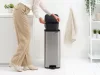 Brabantia Bo Pedal Bin pedálos hulladékgyűjtő szagmentesen záródó Soft-Close fedél, karcsú, négyzetes forma, műanyag