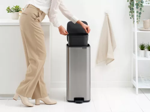 Brabantia Bo Pedal Bin pedálos hulladékgyűjtő szagmentesen záródó Soft-Close fedél, karcsú, négyzetes forma, műanyag
