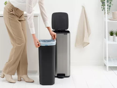 Brabantia Bo Pedal Bin pedálos hulladékgyűjtő szagmentesen záródó Soft-Close fedél, karcsú, négyzetes forma, műanyag