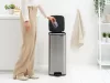 Brabantia Bo Pedal Bin pedálos hulladékgyűjtő szagmentesen záródó Soft-Close fedél, karcsú, négyzetes forma, műanyag