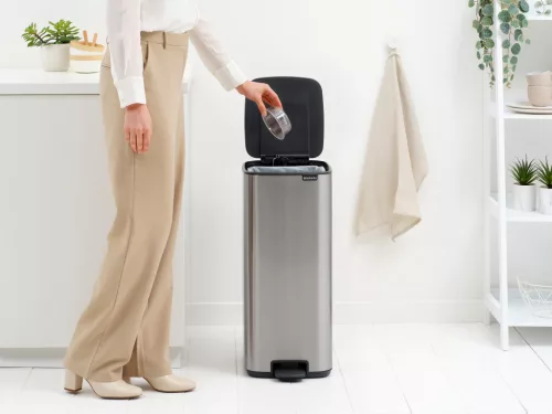 Brabantia Bo Pedal Bin pedálos hulladékgyűjtő szagmentesen záródó Soft-Close fedél, karcsú, négyzetes forma, műanyag