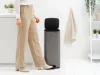 Brabantia Bo Pedal Bin pedálos hulladékgyűjtő szagmentesen záródó Soft-Close fedél, karcsú, négyzetes forma, műanyag