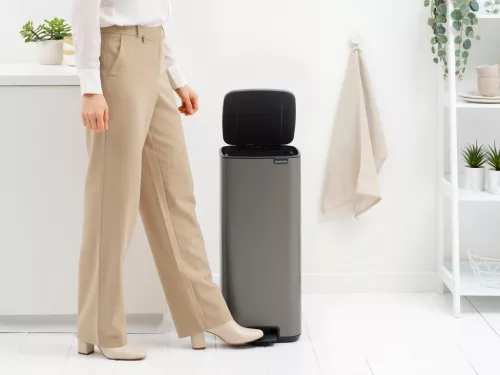 Brabantia Bo Pedal Bin pedálos hulladékgyűjtő szagmentesen záródó Soft-Close fedél, karcsú, négyzetes forma, műanyag