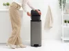 Brabantia Bo Pedal Bin pedálos hulladékgyűjtő szagmentesen záródó Soft-Close fedél, karcsú, négyzetes forma, műanyag
