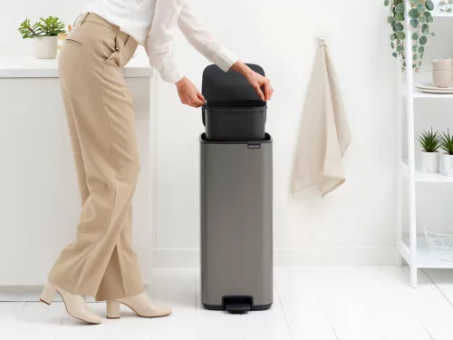 Brabantia Bo Pedal Bin pedálos hulladékgyűjtő szagmentesen záródó Soft-Close fedél, karcsú, négyzetes forma, műanyag