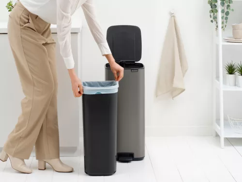 Brabantia Bo Pedal Bin pedálos hulladékgyűjtő szagmentesen záródó Soft-Close fedél, karcsú, négyzetes forma, műanyag