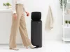 Brabantia Bo Pedal Bin pedálos hulladékgyűjtő szagmentesen záródó Soft-Close fedél, karcsú, négyzetes forma, műanyag