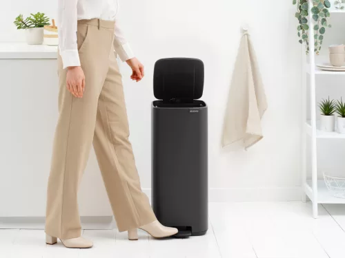 Brabantia Bo Pedal Bin pedálos hulladékgyűjtő szagmentesen záródó Soft-Close fedél, karcsú, négyzetes forma, műanyag