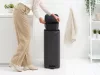 Brabantia Bo Pedal Bin pedálos hulladékgyűjtő szagmentesen záródó Soft-Close fedél, karcsú, négyzetes forma, műanyag