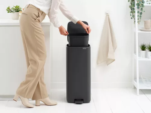 Brabantia Bo Pedal Bin pedálos hulladékgyűjtő szagmentesen záródó Soft-Close fedél, karcsú, négyzetes forma, műanyag