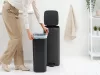 Brabantia Bo Pedal Bin pedálos hulladékgyűjtő szagmentesen záródó Soft-Close fedél, karcsú, négyzetes forma, műanyag