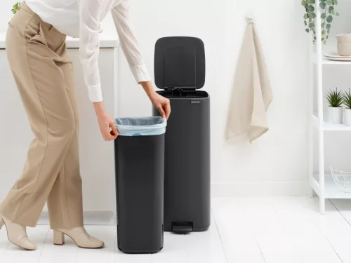 Brabantia Bo Pedal Bin pedálos hulladékgyűjtő szagmentesen záródó Soft-Close fedél, karcsú, négyzetes forma, műanyag