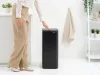 Brabantia Bo Touch Bin nyomófedeles hulladékgyűjtő, karcsú, négyzetes forma, műanyag tartály, 30L - O méret, acél, matt