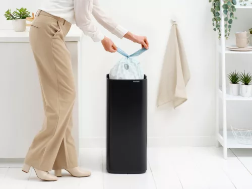 Brabantia Bo Touch Bin nyomófedeles hulladékgyűjtő, karcsú, négyzetes forma, műanyag tartály, 30L - O méret, acél, matt