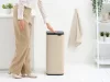 Brabantia Bo Touch Bin nyomófedeles hulladékgyűjtő, karcsú, négyzetes forma, műanyag tartály, 30L - O méret, acél,