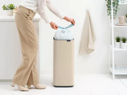 Brabantia Bo Touch Bin nyomófedeles hulladékgyűjtő, karcsú, négyzetes forma, műanyag tartály, 30L - O méret, acél,