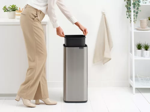 Brabantia Bo Touch Bin nyomófedeles hulladékgyűjtő, karcsú, négyzetes forma, műanyag tartály, 30L - O méret, r.m. acél,