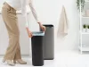 Brabantia Bo Touch Bin nyomófedeles hulladékgyűjtő, karcsú, négyzetes forma, műanyag tartály, 30L - O méret, acél,