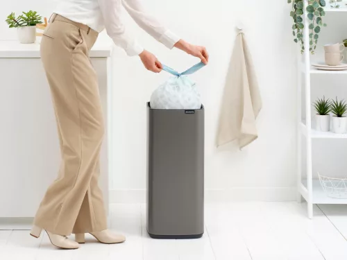Brabantia Bo Touch Bin nyomófedeles hulladékgyűjtő, karcsú, négyzetes forma, műanyag tartály, 30L - O méret, acél,