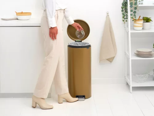 Brabantia NewIcon pedálos hulladékgyűjtő szagmentesen záródó Soft-Close fedél, műanyag tartály, 30L - G méret, acél,