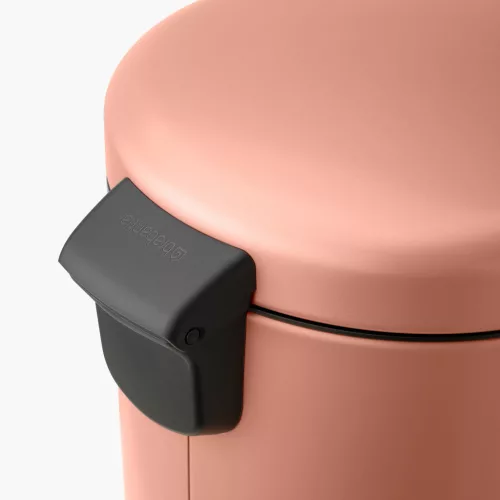 Brabantia NewIcon pedálos hulladékgyűjtő szagmentesen záródó Soft-Close fedél, műanyag tartály, 30L - G méret, acél,