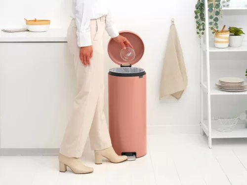 Brabantia NewIcon pedálos hulladékgyűjtő szagmentesen záródó Soft-Close fedél, műanyag tartály, 30L - G méret, acél,