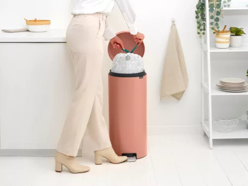 Brabantia NewIcon pedálos hulladékgyűjtő szagmentesen záródó Soft-Close fedél, műanyag tartály, 30L - G méret, acél,