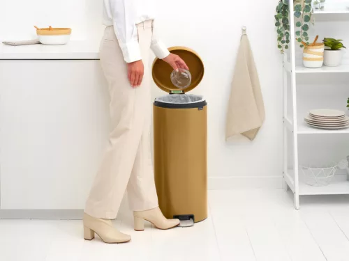 Brabantia NewIcon pedálos hulladékgyűjtő szagmentesen záródó Soft-Close fedél, műanyag tartály, 30L - G méret, acél,