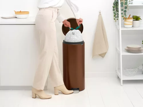 Brabantia NewIcon pedálos hulladékgyűjtő szagmentesen záródó Soft-Close fedél, műanyag tartály, 30L - G méret, acél,