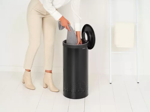 Brabantia Laundry Bin szennyestartó szellőző nyílásokkal, tépőzáras, mosható szennyesgyűjtő zsák, henger forma, közepes