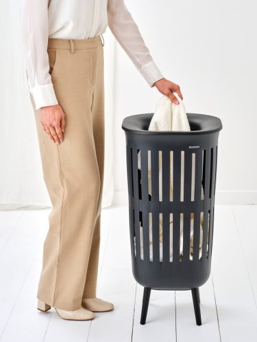 Brabantia Collect-It Laundry Basket Hi magasított szennyestartó kosár lábakon, levehető Quick-Drop fedővel, 55L,