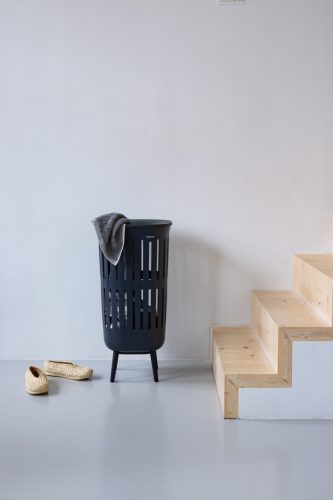 Brabantia Collect-It Laundry Basket Hi magasított szennyestartó kosár lábakon, levehető Quick-Drop fedővel, 55L,