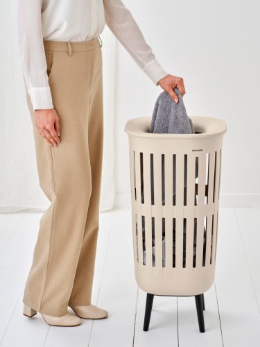 Brabantia Collect-It Laundry Basket Hi magasított szennyestartó kosár lábakon, levehető Quick-Drop fedővel, 55L,