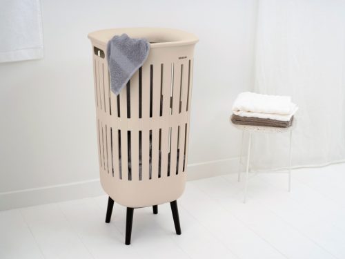 Brabantia Collect-It Laundry Basket Hi magasított szennyestartó kosár lábakon, levehető Quick-Drop fedővel, 55L,