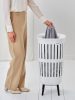 Brabantia Collect-It Laundry Basket Hi magasított szennyestartó kosár lábakon, levehető Quick-Drop fedővel, 55L,