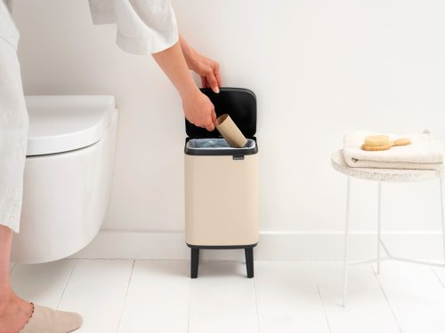 Brabantia Bo Waste Bin Hi hulladékgyűjtő felnyitható, Soft-Close fedéllel, magasított, lábakon álló, műanyag tartály, 4L