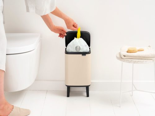 Brabantia Bo Waste Bin Hi hulladékgyűjtő felnyitható, Soft-Close fedéllel, magasított, lábakon álló, műanyag tartály, 4L