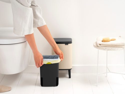 Brabantia Bo Waste Bin Hi hulladékgyűjtő felnyitható, Soft-Close fedéllel, magasított, lábakon álló, műanyag tartály, 4L
