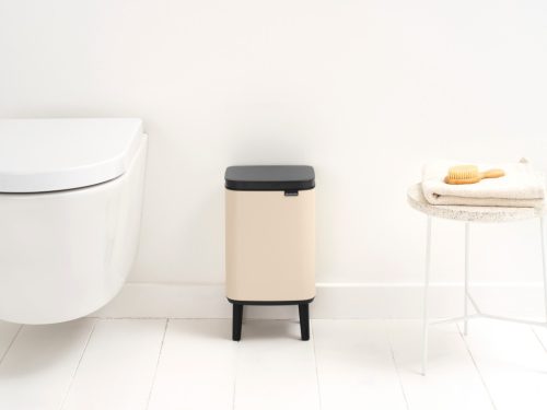 Brabantia Bo Waste Bin Hi hulladékgyűjtő felnyitható, Soft-Close fedéllel, magasított, lábakon álló, műanyag tartály, 4L