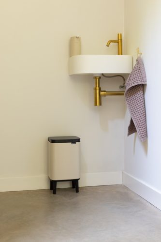 Brabantia Bo Waste Bin Hi hulladékgyűjtő felnyitható, Soft-Close fedéllel, magasított, lábakon álló, műanyag tartály, 4L