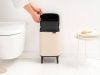 Brabantia Bo Waste Bin Hi hulladékgyűjtő felnyitható, Soft-Close fedéllel, magasított, lábakon álló, műanyag tartály, 7L