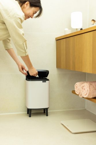 Brabantia Bo Waste Bin Hi hulladékgyűjtő felnyitható, Soft-Close fedéllel, magasított, lábakon álló, műanyag tartály, 7L