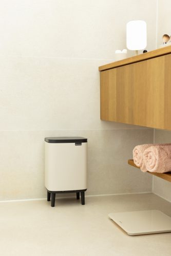 Brabantia Bo Waste Bin Hi hulladékgyűjtő felnyitható, Soft-Close fedéllel, magasított, lábakon álló, műanyag tartály, 7L