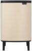 Brabantia Bo Waste Bin Hi hulladékgyűjtő felnyitható, Soft-Close fedéllel, magasított, lábakon álló, műanyag tartály,