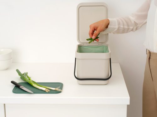 Brabantia Sort & Go konyhai szemetes felnyitható fedéllel, fogantyúval, szelektív és komposzt gyűjtéséhez, 6L - S méret,