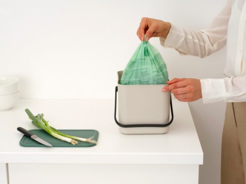 Brabantia Sort & Go konyhai szemetes felnyitható fedéllel, fogantyúval, szelektív és komposzt gyűjtéséhez, 6L - S méret,